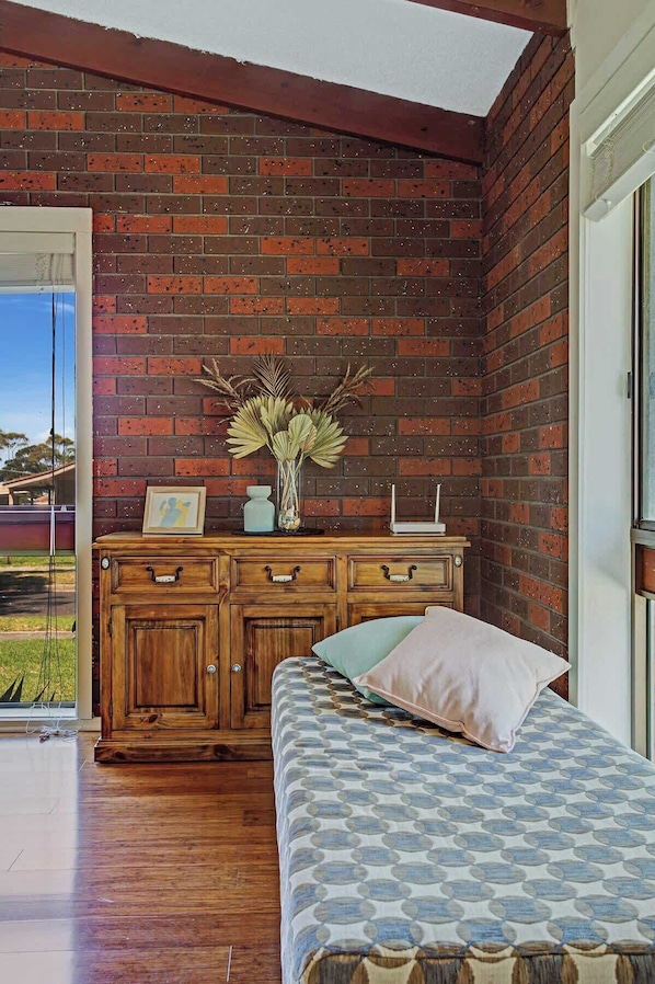 3 bedrooms, iron/ironing board, WiFi, bed sheets