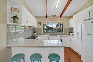 Frigorifero, microonde, forno, piano cottura