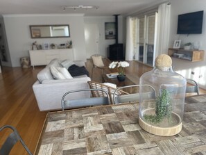 Smart TV, fireplace, DVD player, books - May/June Offer! Min 2night stay receive hamper on arrival.5 mins from the beach. (Dunsborough)