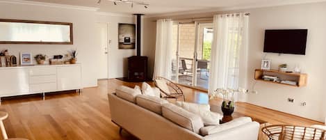 Smart-TV, Kamin, DVD-Player, Bücher