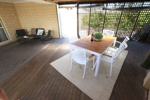 Outdoor dining - May/June Offer! Min 2night stay receive hamper on arrival.5 mins from the beach. (Dunsborough)