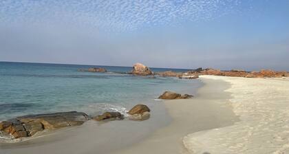 Bright, Spacious 5 bedroom home. 5 mins from the beach.