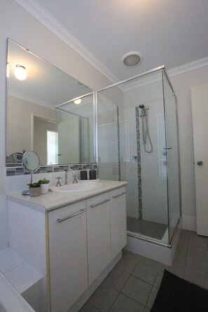 Combined shower/bathtub, hair dryer, towels, toilet paper