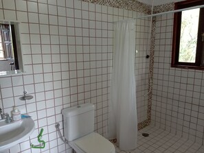 Een douche, handdoeken, toiletpapier