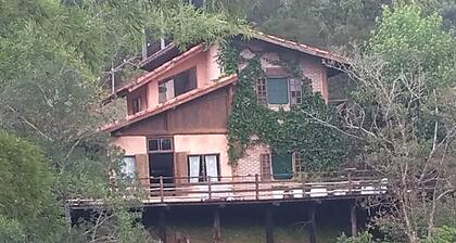 Charming, comfortable and well decorated Rancho da Montanha