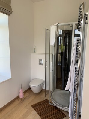 Douche, sĂšche-cheveux, serviettes fournies, savon