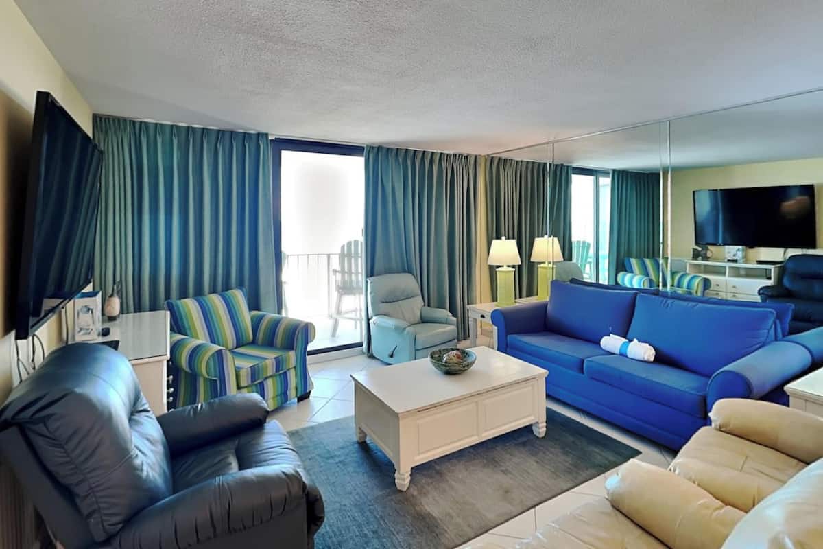 Kondominium, Beberapa Tempat Tidur, balkon, pemandangan samudra (T3 403 - No Pets Allowed) | Area keluarga | Televisi layar datar 42-inci dengan saluran TV digital