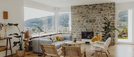 Smart-TV, peis og bøker