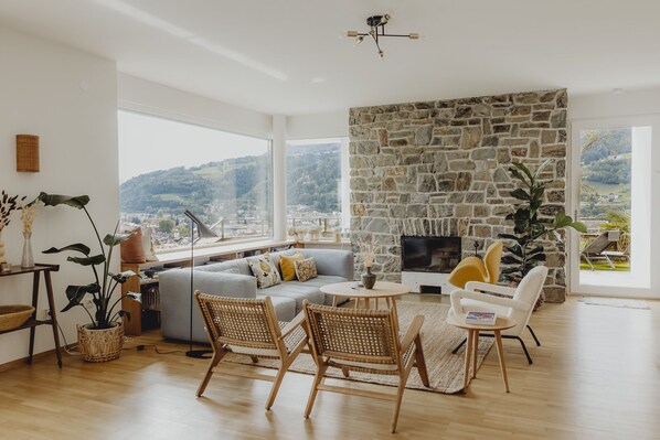 TV connectée, cheminée, livres