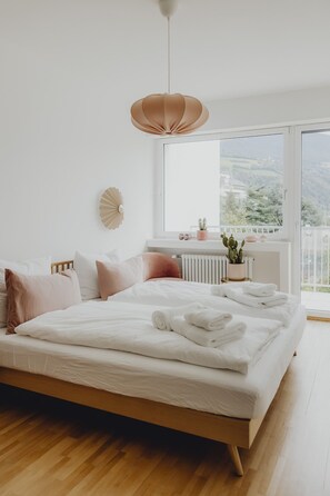 5 chambres, bureau, fer et planche à repasser, lit parapluie