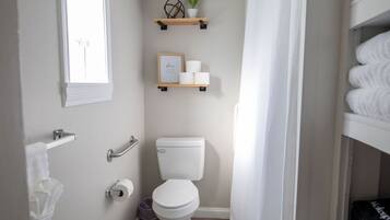 Duschwanne, Haartrockner, Handtücher, Seife