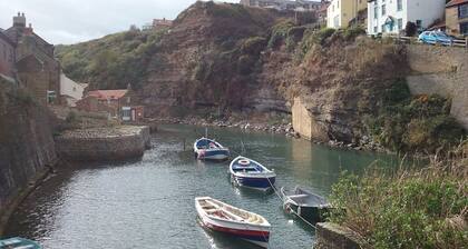 Easily accessible, single level, 3-bed cottage close to beach, shops & eateries!