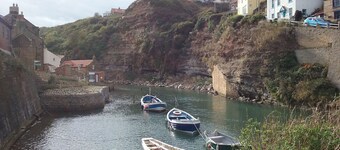 Easily accessible, single level, 3-bed cottage close to beach, shops & eateries!