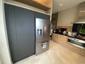 Kühlschrank, Mikrowelle, Ofen, Herdplatte