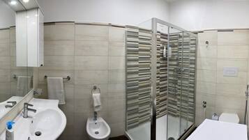 Camera con letto matrimoniale o 2 letti singoli | Bagno | Doccia, set di cortesia gratuito, asciugacapelli, asciugamani