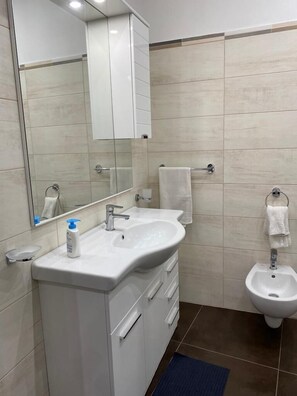 Camera con letto matrimoniale o 2 letti singoli | Bagno | Doccia, set di cortesia gratuito, asciugacapelli, asciugamani