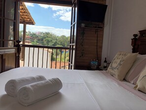 Panoramic Room | Pillowtop beds, free WiFi, bed sheets - Casa Boutique (Cunha)