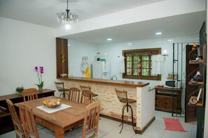 Chaleira elétrica, talheres/pratos/utensílios de cozinha