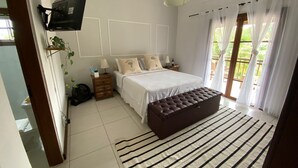 Romantic Suite | Pillowtop beds, WiFi (free), bed sheets - Casa Boutique (Cunha)