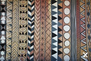 Un mur orné de divers motifs et dessins géométriques.