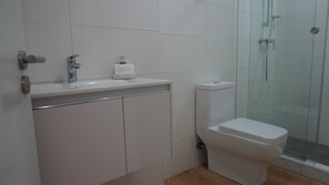 Ducha, secador de pelo, toallas, jabón