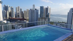 Outdoor pool - Beutiful Modern Apartment, High Speed Internet, Best Location (Panamá)