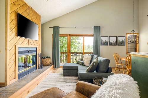 Northern Michigan paradise!  sleeps 7 KING bed. Private association outdoor pool