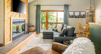 Northern Michigan paradise! sleeps 7 KING bed. Private association outdoor pool