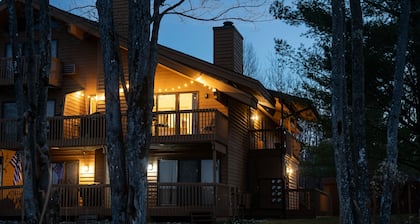 Northern Michigan paradise! sleeps 7 KING bed. Private association outdoor pool
