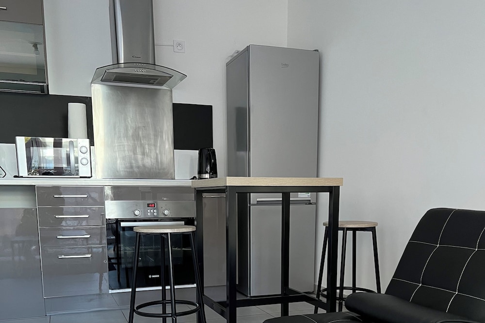 Modern Villa 15 mins from the airport and 25 mins from the sea