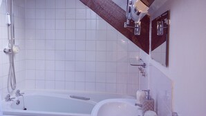 A modern bathroom with a bathtub, a sink, and a shower. - Gorgeous cottage in rural idyl, sleeps 4 (Newcastle-upon-Tyne)