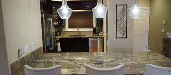 SUPER BOWL 7 MINUTES AWAY - LEVI'S STADIUM.Fully Equipped Apt w/Impeccable Service-FAST Wi-Fi