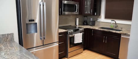 Refrigerador, microondas, horno y parrilla de estufa