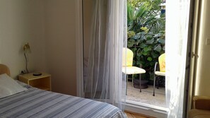 2 bedrooms, WiFi, bed sheets - 5 min from the beach apartment with terrace (Bijela)