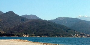 Beach nearby - 5 min from the beach apartment with terrace (Bijela)