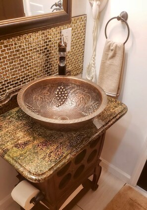 A bathroom with a decorative copper sink, a towel ring, and a patterned tile backsplash. - TAMPA SUITE 4 Minutes from SEMINOLE HARD ROCK CASINO (Tampa)