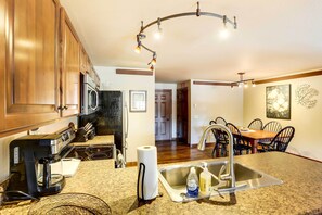 Refrigerador, microondas, parrilla de estufa y cafetera y tetera 
