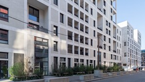 Ein modernes, mehrstöckiges Gebäude mit Balkonen, großen Fenstern und einer gepflegten Fassade.