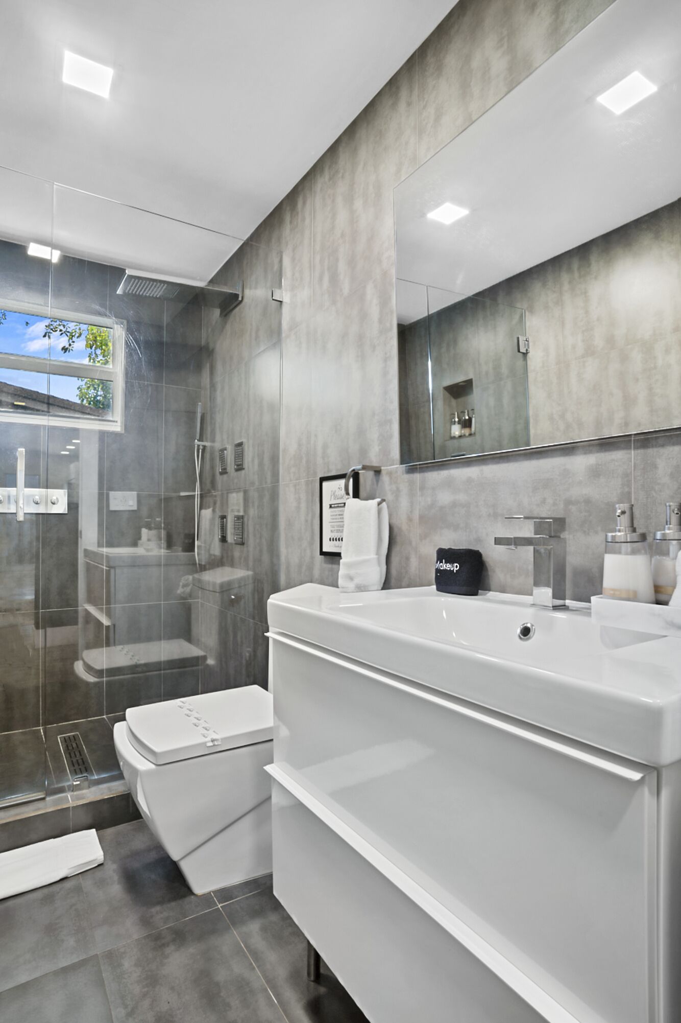 Fabulous Bungalow w/Outdoor Eden mins from Beach