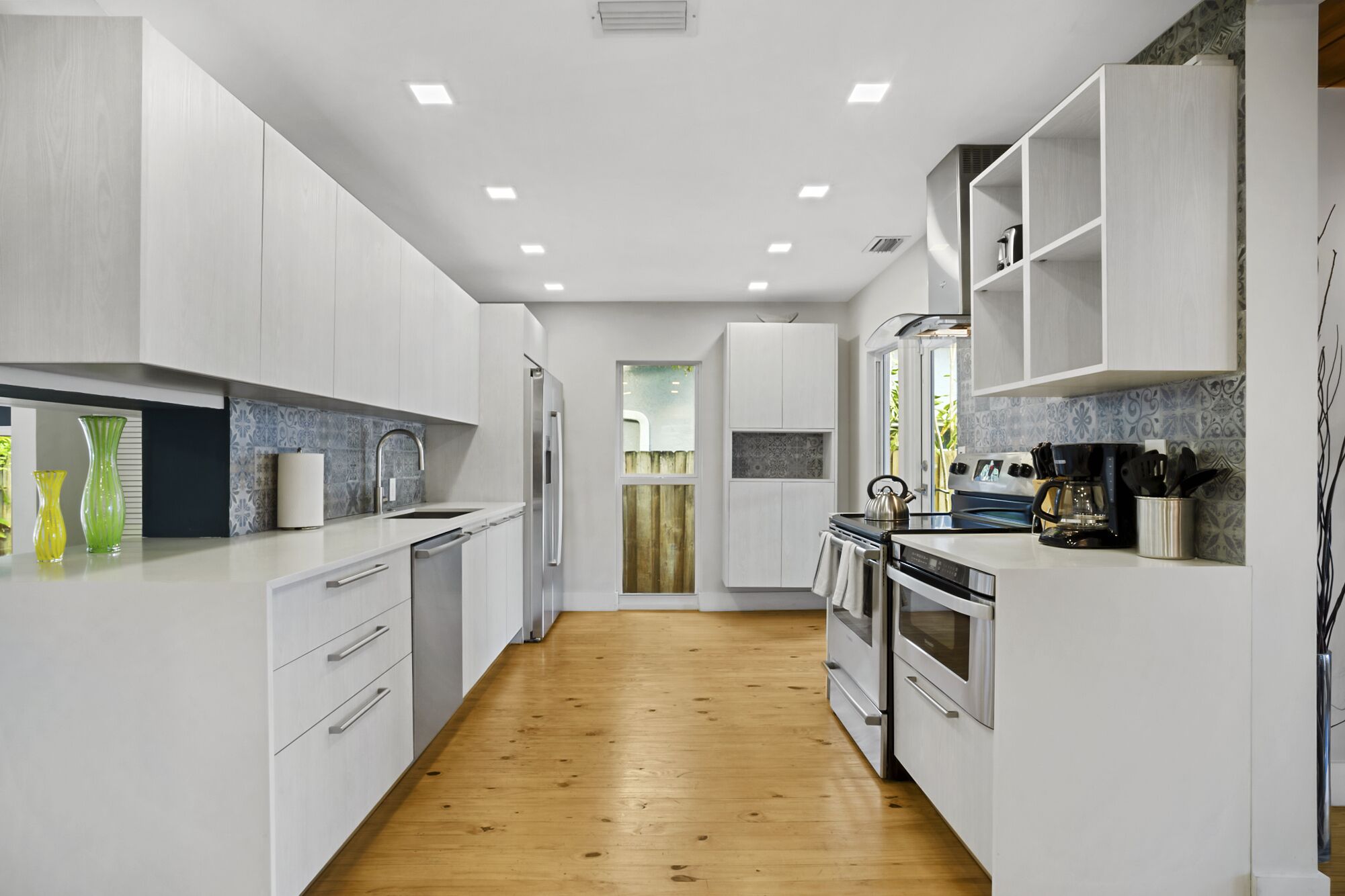 Fabulous Bungalow w/Outdoor Eden mins from Beach