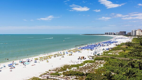 En la playa, sillas reclinables de playa, toallas de playa