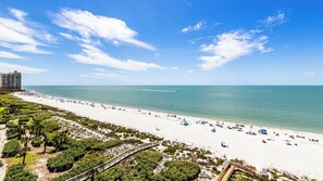 Plage, chaises longues, serviettes de plage