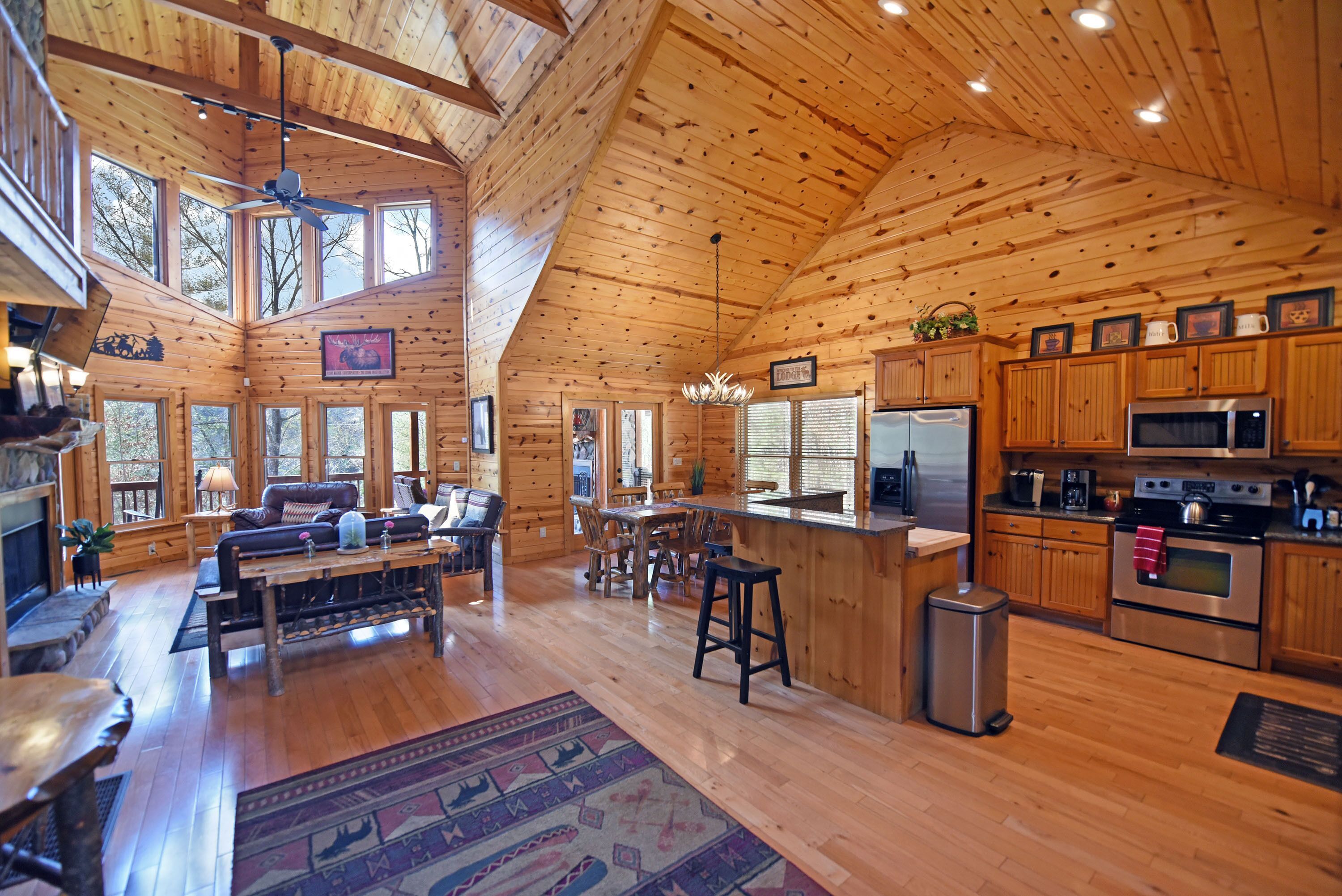 *Private* Cabin Retreat w/ 🔥 Pit, Hot Tub & Views ~ Close to Blue Ridge!