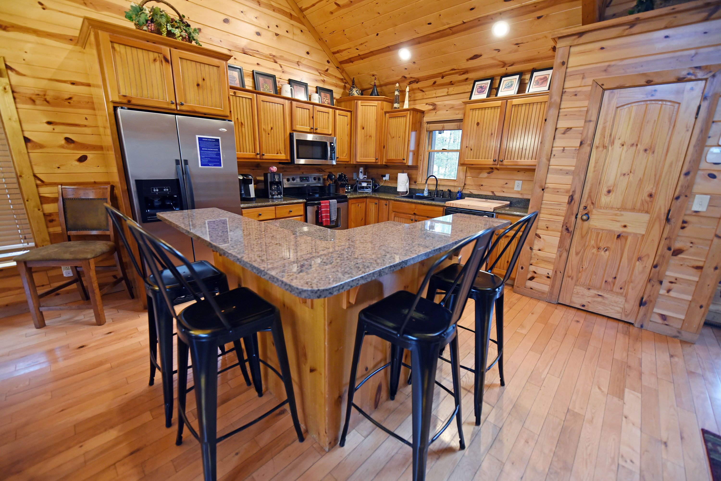 *Private* Cabin Retreat w/ 🔥 Pit, Hot Tub & Views ~ Close to Blue Ridge!