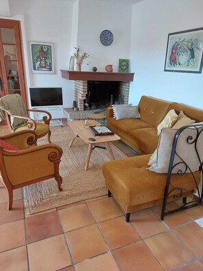 Fernseher, Tischtennisplatte, Bücher