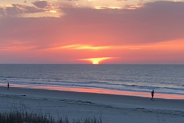 Beach nearby, sun-loungers, beach towels