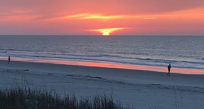 Pet friendly beach cottage short walk to beach