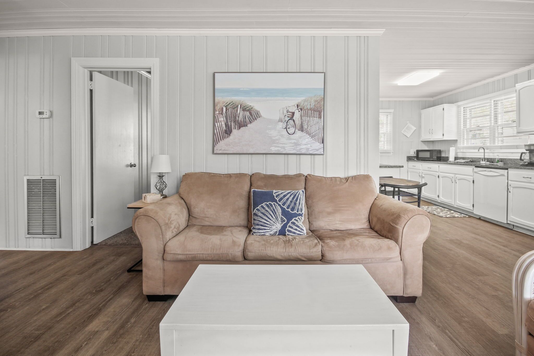 Pet friendly beach cottage short walk to beach