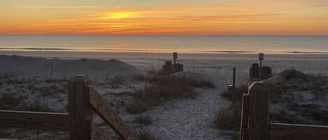 Playa en los alrededores, camastros y toallas de playa