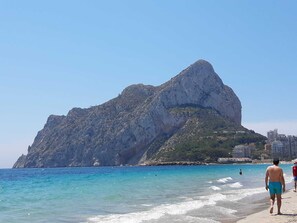 On the beach, sun-loungers - Beautiful Apartment on the 1st line of the beach (Calpe)